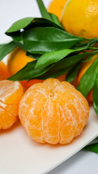Mandarine pelée et feuilles